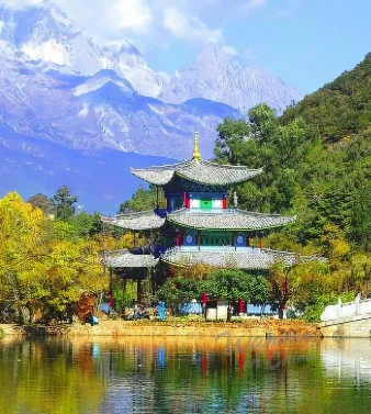 Torre Wufeng al atardecer, Parque del Lago del Dragón Negro.
